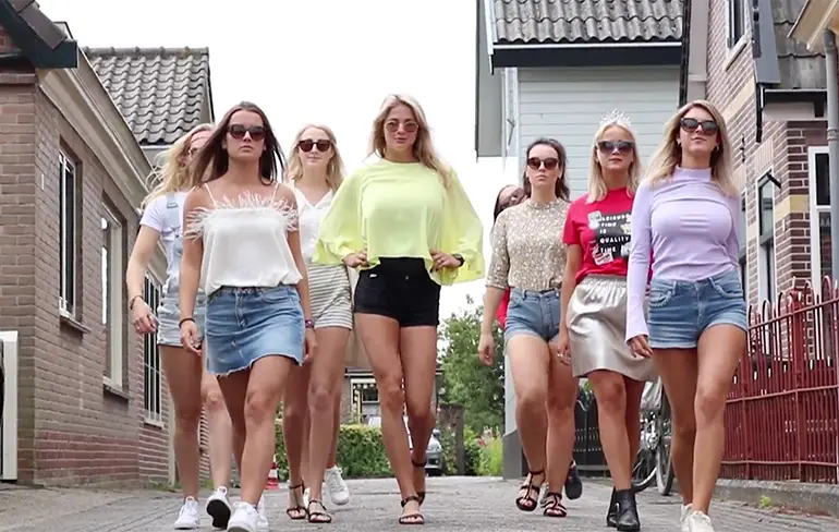 Het Internet is echt bijna kapot: De kermishit van Warmenhuizen 2017