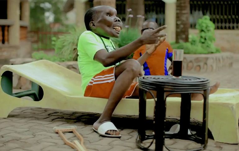 Het internet kan uit vandaag na deze videoclip uit Oeganda