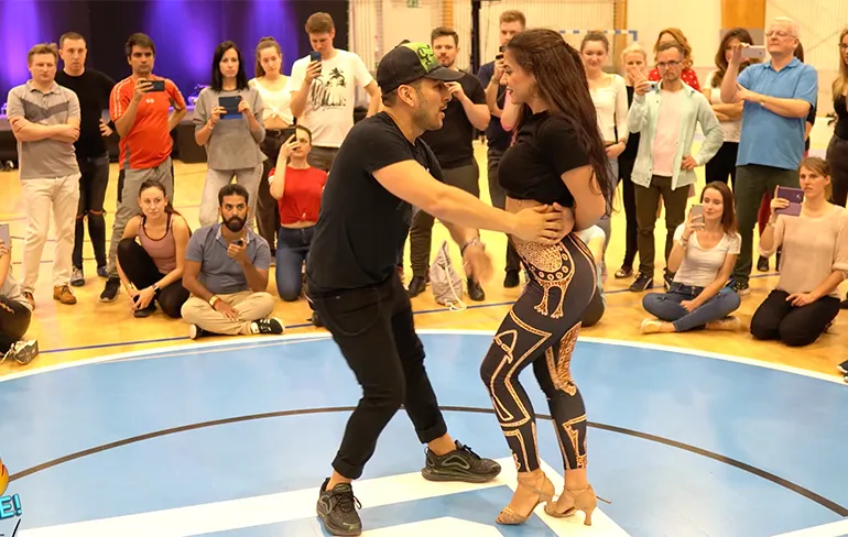 Het is een raadsel, maar naar deze Bachata dans kun je blijven kijken