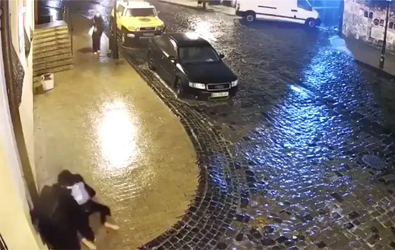 Het is nogal glad in een straat in Kiev