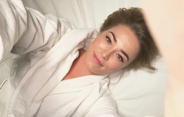 Het kan dus nog warmer: Geraldine Kemper in geboortekostuum op Instagram