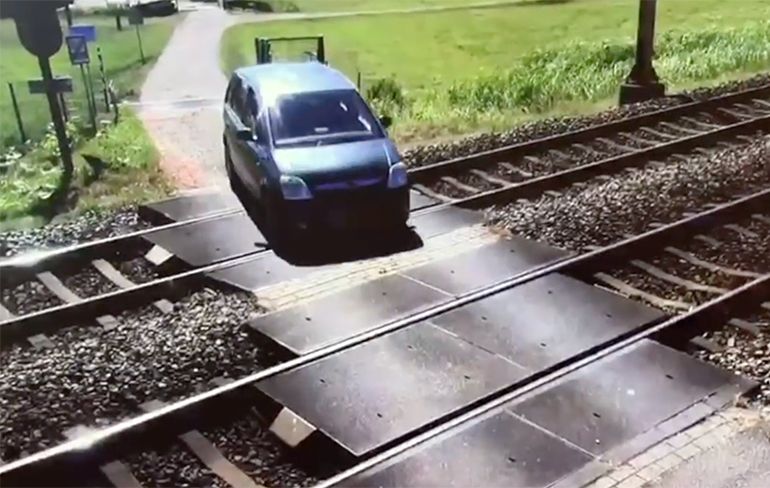 Het ken net: Trein rakelings langs auto in Santpoort