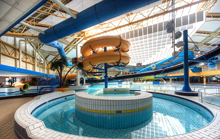 Het lege en verlaten golfslagbad de Tongelreep Eindhoven in anno 2018