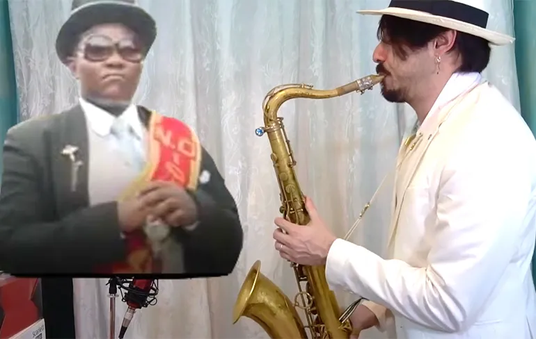 Het lijflied van de Ghanese grafkistdragers op saxofoon