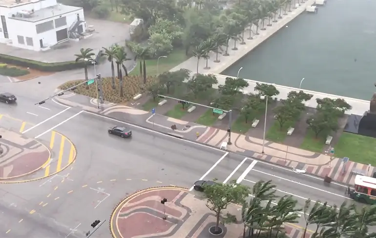 Het regent stoelen in Miami