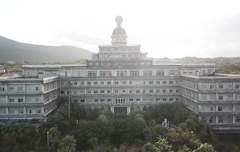 Het verlaten Hachijo Royal Hotel, ooit het grootste hotel van Japan
