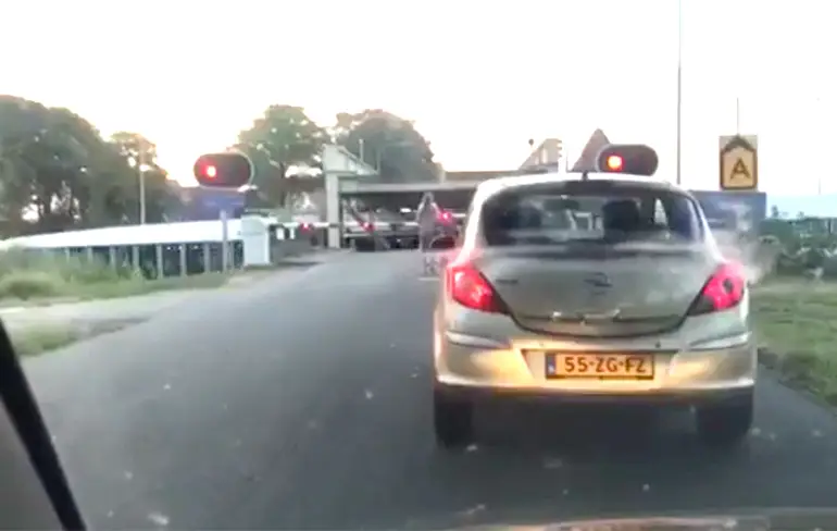 Hey kapitein, je boot is iets te hoog: Boem tegen brug in Aduard