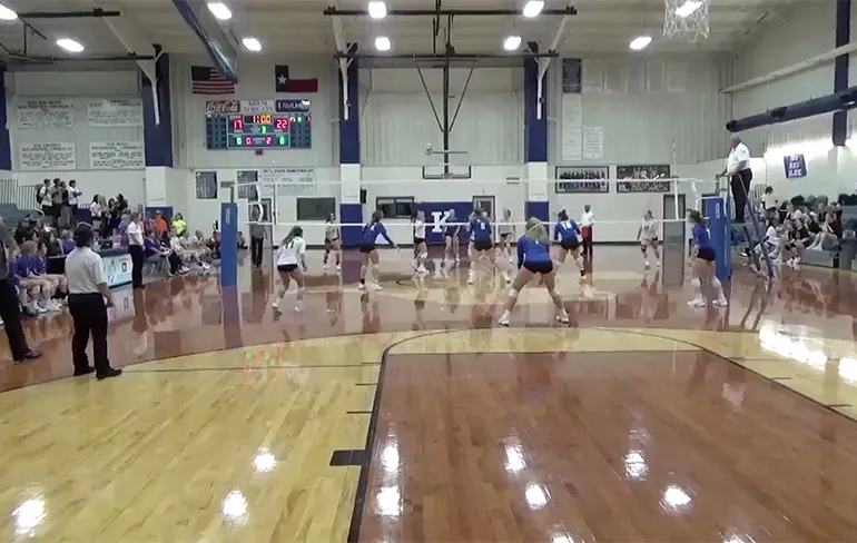 High School Volleybal meisje doet mooie redding