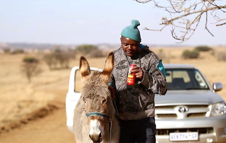 Hilarische Energy Drink commercial uit Zuid-Afrika