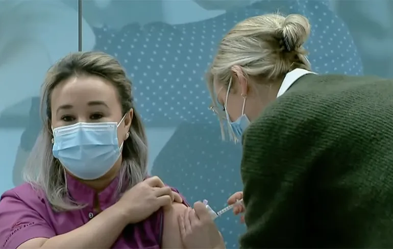 Historisch moment: Eerste Nederlander ingeënt met een coronavaccin