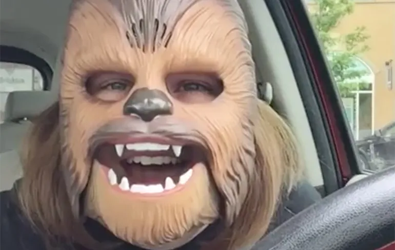 Hoe blij kun je worden van een Chewbacca masker?