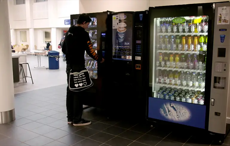 Hoe weet een snoepautomaat wat vals geld is?