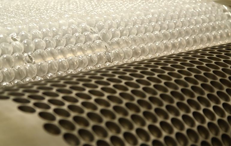 Hoe wordt bubbeltjesplastic eigenlijk gemaakt?
