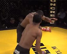 Holy Shit: Oog MMA vechter valt op de mat