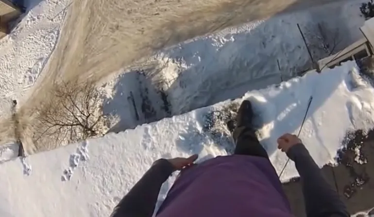 Holy shit! Rus springt van 15 meter hoog gebouw af