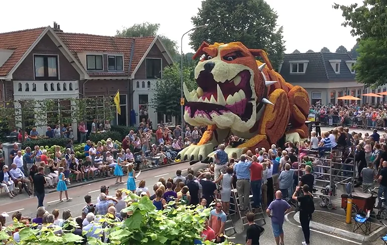 Hond Brutus op de Bloemencorso Lichtenvoorde 2016