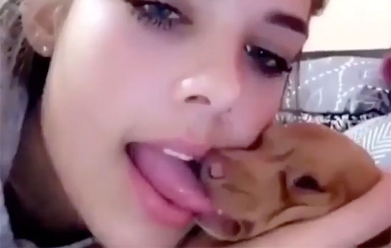 Hondenliefhebbers boos op Instagram meisje wegens tongen met hond...