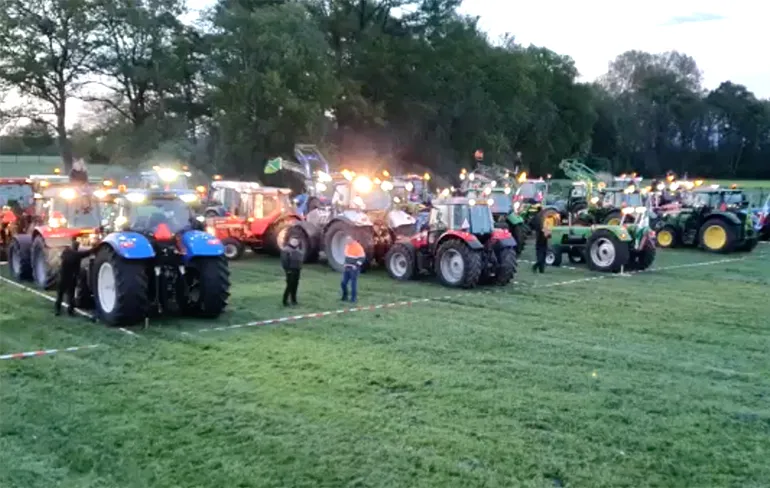 Honderden boeren met trekkers doen actie voor Bevrijdingsdag