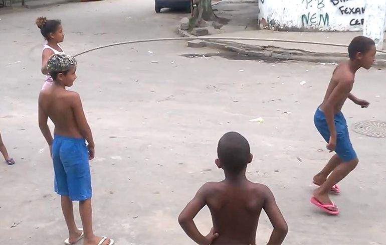 Hondje helpt Braziliaanse kinderen met touwtje springen