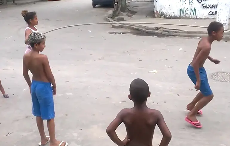 Hondje helpt Braziliaanse kinderen met touwtje springen