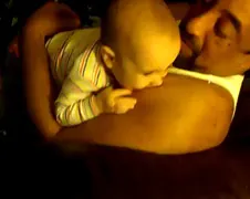 Hongerige baby is lichtelijk in de war