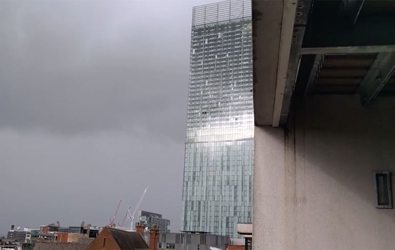 Hoogste gebouw Manchester zingt als er wind staat