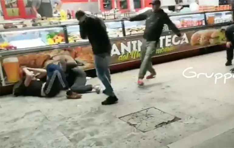 Hooligans van A.S. Roma gaan los op 2 supporters van CSKA Moskou