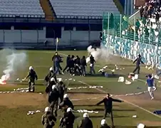 Hooligans! Griekse nepsupporters vallen tegenpartij voor wedstrijd aan