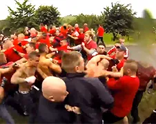 Zweedse en Deense hooligans gezellig op de vuist