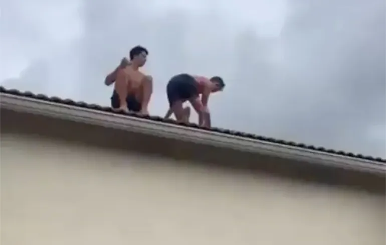 Hoppa, Darwin Award nominatie na sprong van dak in zwembad