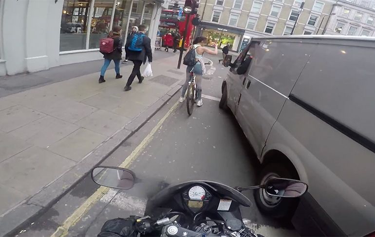 Hoppa, fietster neemt wraak na brutale versierpoging van chauffeur busje