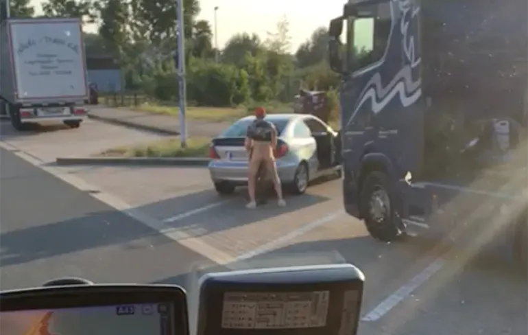 Hoppa, parkeerplaats langs de snelweg kan ook van de bucket list