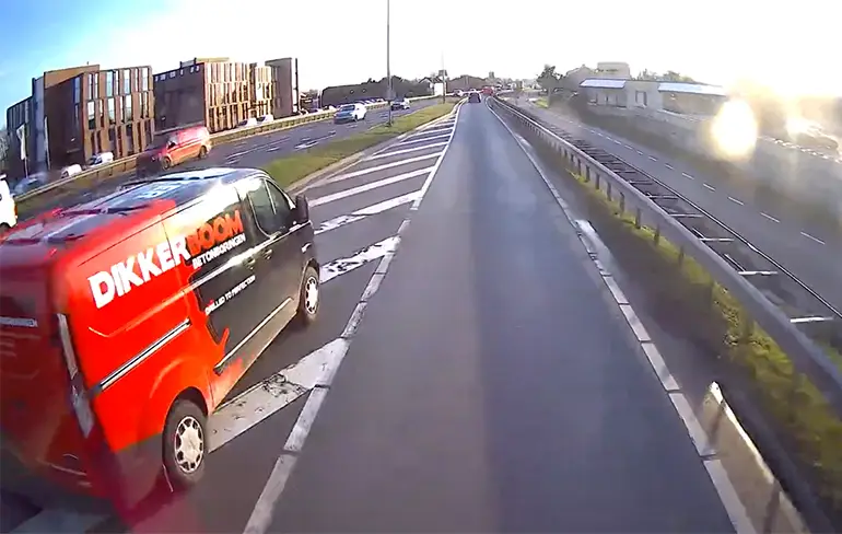 Hoppa, verkeershufter in bedrijfsbusje knalt hem er eventjes voor