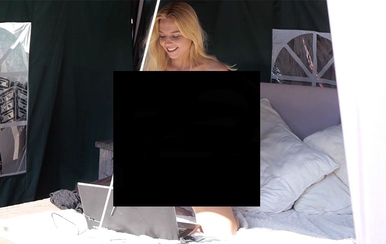 Hoppakee, Renee duikt het bed in met een webcam girl!
