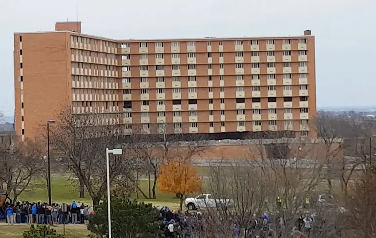 Hoppakee, studentenflat van University of Kansas gaat tegen de vlakte!