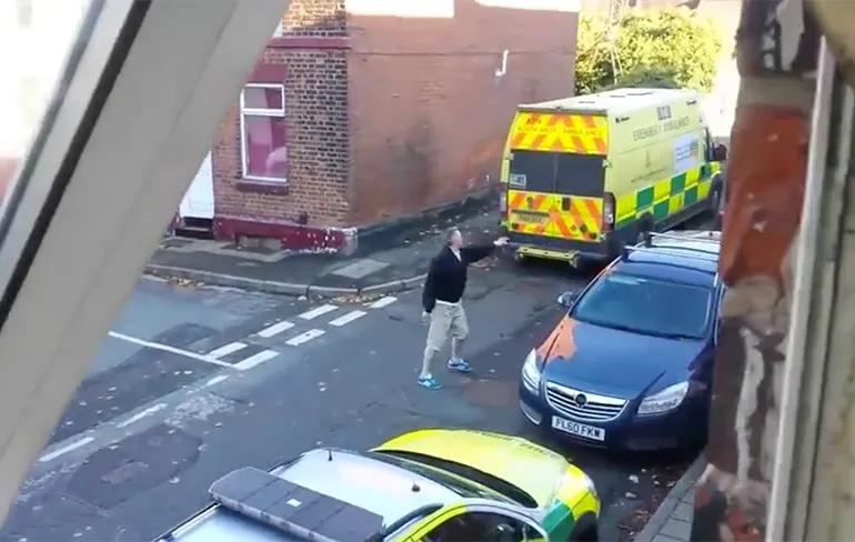 Hufter scheldt personeel ambulance verrot voor parkeren op straat...