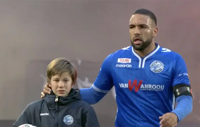 Huilende ballenjongen na ontploffen vuurwerkbom van supporters FC Den Bosch