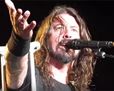 Huilende fan mag met Dave Grohl het podium op