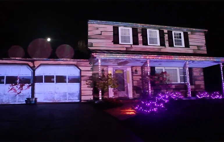 Huis gooit hoge ogen met Halloween projectie