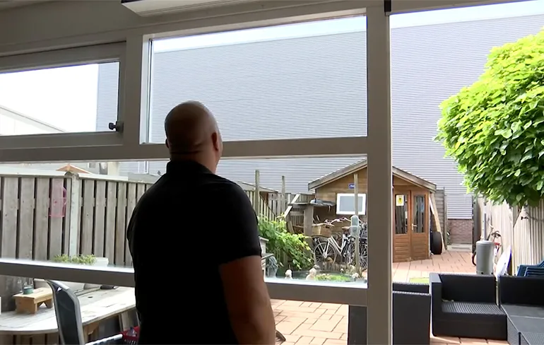 Huiseigenaren in Dordrecht keihard genaaid met 9 meter hoge loods