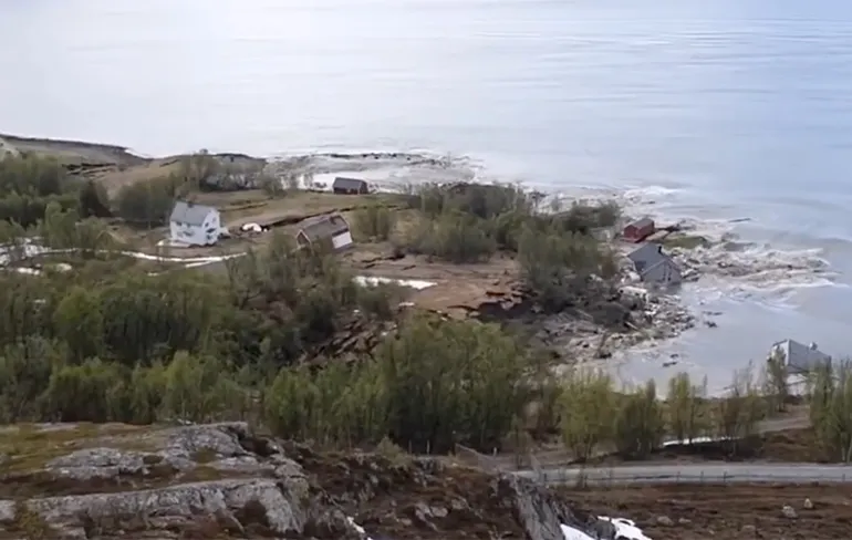 Huisjes in Noorwegen gaan door aardverschuiving de zee in