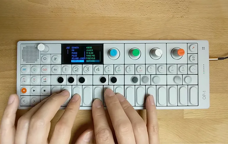 I'm a Dude uit film Tropic Thunder samplen op OP-1 van Teenage Engineering