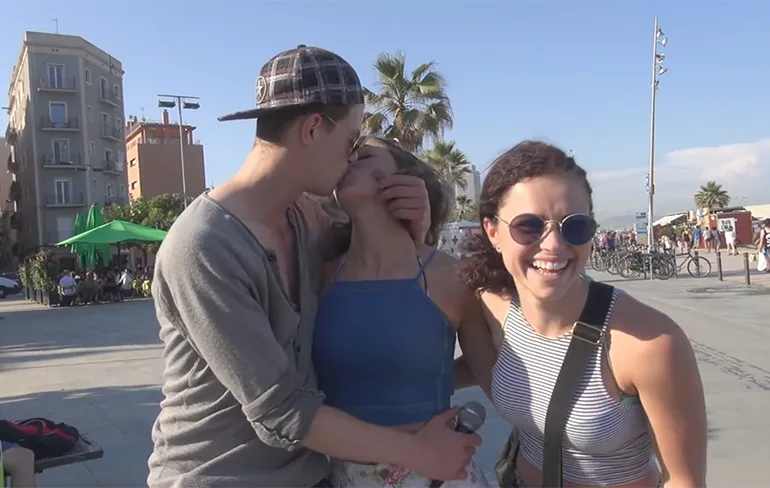 Idee voor op vakantie: Welke chick zoent beste van de wereld?