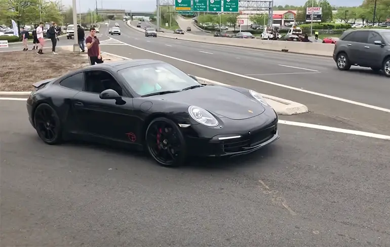 Idioot denkt even stoer op te kunnen trekken met Porsche 911