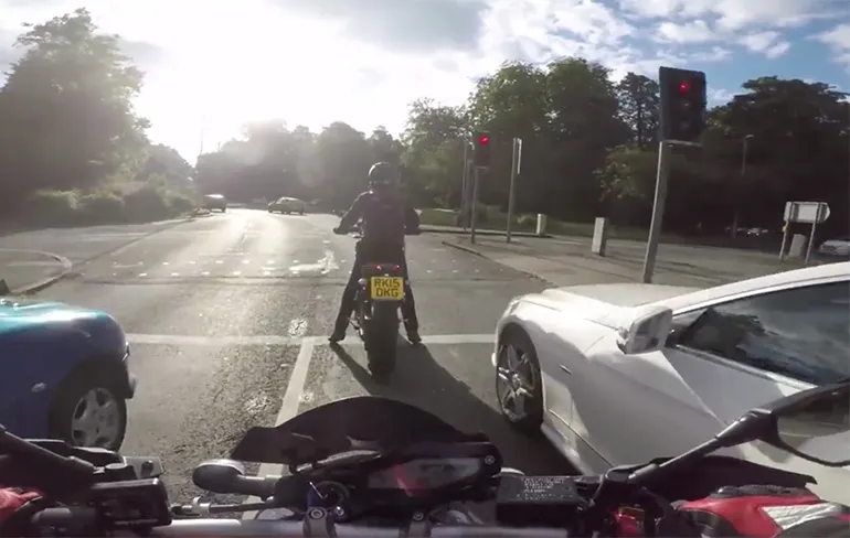 Idioot in een Mercedes heeft het niet zo op motorrijders