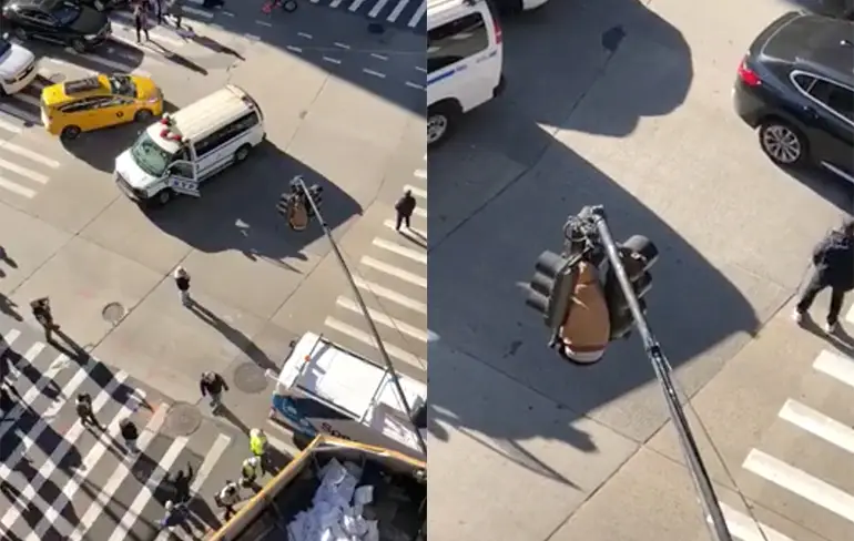 Idioot in New York klimt in verkeerslichten om van uitzicht te genieten