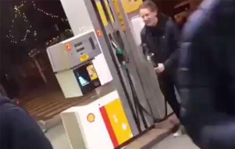 Idioot in Noorwegen speelt met levens bij benzinepomp