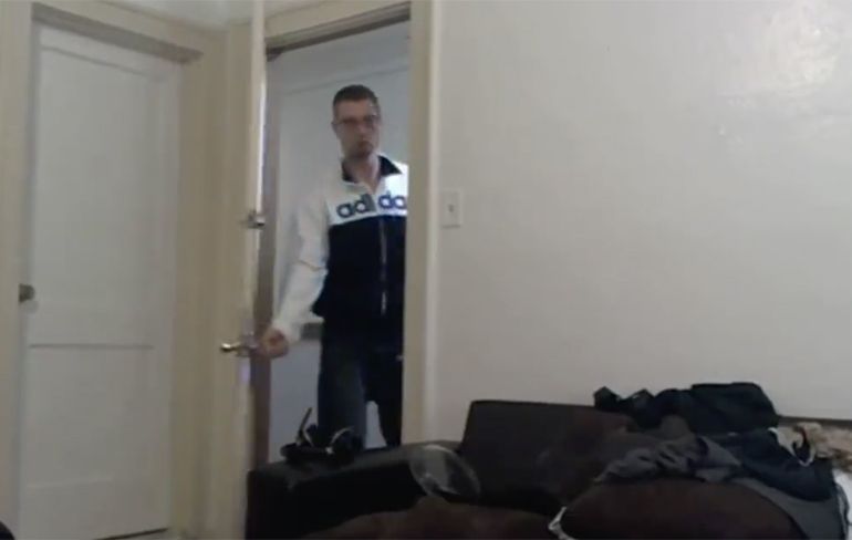 Idioot laat buurman arresteren om zijn huis te beroven