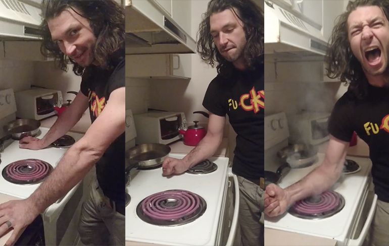 Idioot legt arm op een hele hete kookplaat
