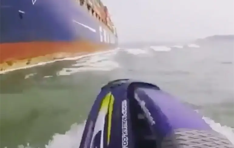 Idioot met jetski bijna onder containerboot gezogen